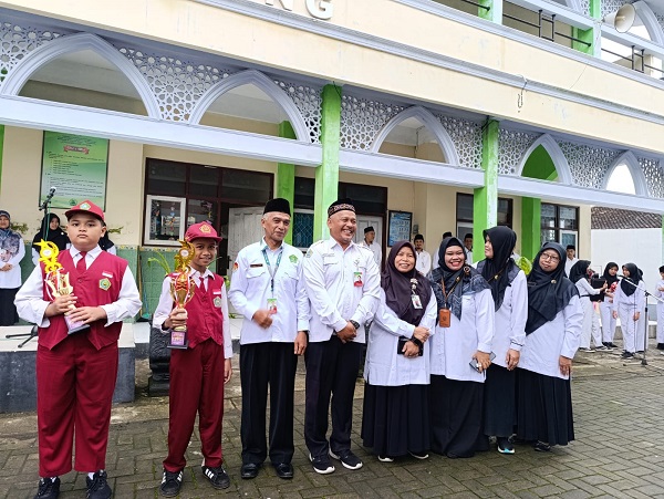 Penyerahan Piala Juara